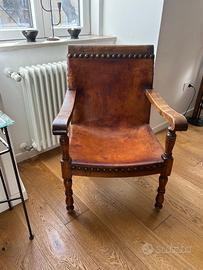 Poltrona antica in legno e cuoio