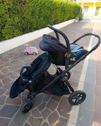 Passeggino gemellare con due ovetti
