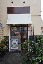 Pizzeria d'asporto con anche posti a sedere