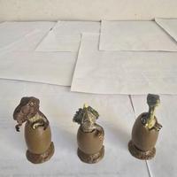 Tre modelli di dinosauro