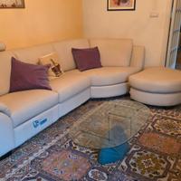 Divano ad angolo e movimento relax elettrico