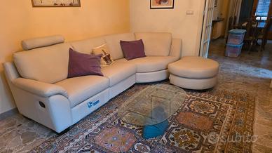 Divano ad angolo e movimento relax elettrico