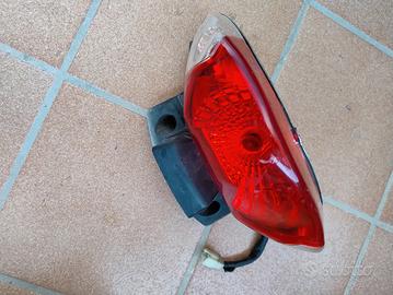 FANALE FARO POSTERIORE PEUGEOT LXR 200 2009 2014