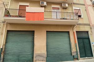 Tre Appartamenti e due magazzini Canicatti centro