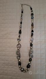 Collana lunga con pietre grigio-nere.