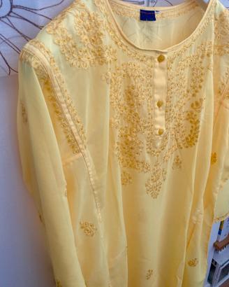 Copricostume giallo con paillettes e ricami
