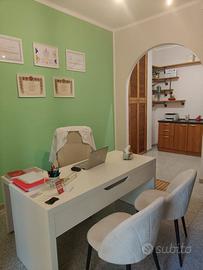 Stanza arredata per professionisti