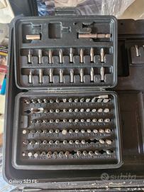 trapano avvitatore  con set di inserti avvitatore 