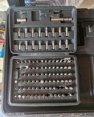 trapano avvitatore  con set di inserti avvitatore 