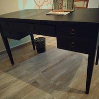Scrivania di legno con casetti