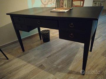 Scrivania di legno con casetti