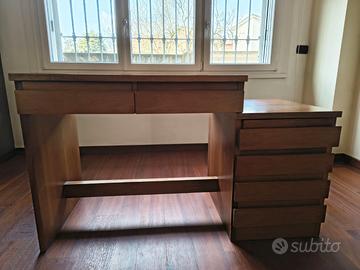 Scrivania in ciliegio realizzata da un falegname