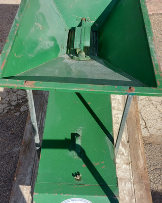 Sgrappolatrice pigiatrice per uva