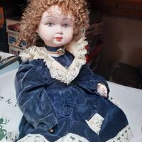 Bambola ceramica vintage con vestito velluto