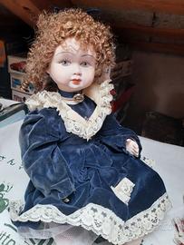 Bambola ceramica vintage con vestito velluto