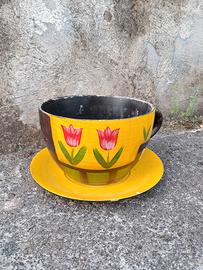 Fioriera da giardino a forma di tazza dipinta