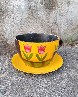 Fioriera da giardino a forma di tazza dipinta
