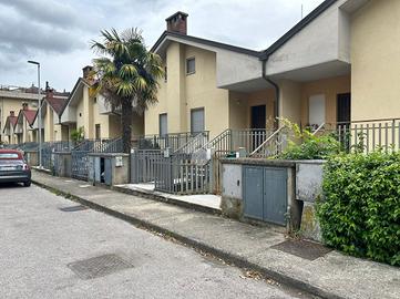 VILLA A SCHIERA CENTRALE A PERUGIA