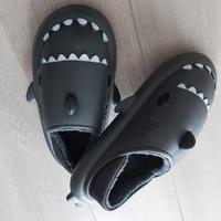 Pantofole a forma di squalo grigio
