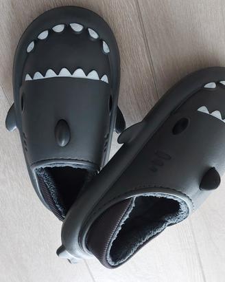 Pantofole a forma di squalo grigio