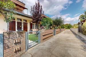 VILLA A SCHIERA A CENTO