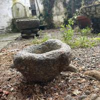 Antico mortaio in pietra