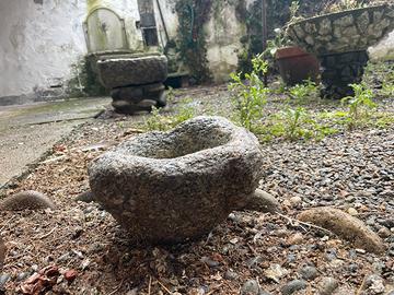 Antico mortaio in pietra