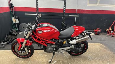 DUCATI Monster 696