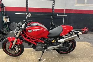 DUCATI Monster 696
