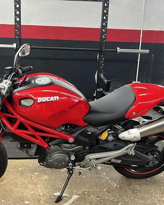 DUCATI Monster 696