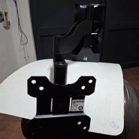 Supporto a parete per tv.