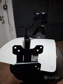 Supporto a parete per tv.