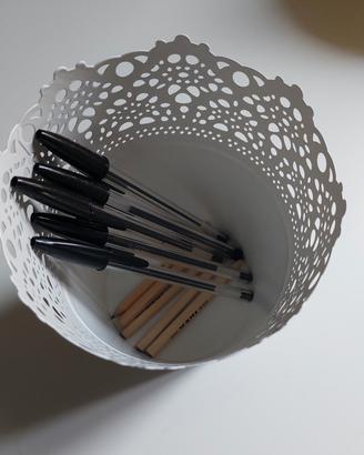 porta penne Ikea nuovo con penne e matite 