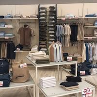 scaffalatura negozio abbigliamento 