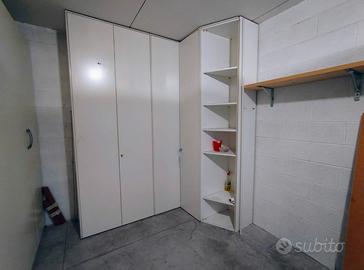 Armadio ad angolo , bianco.