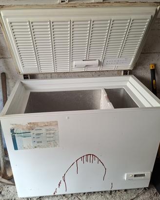 Congelatore a pozzetto bianco