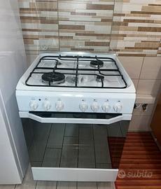 Cucina a gas con forno elettrico indesit +cappa