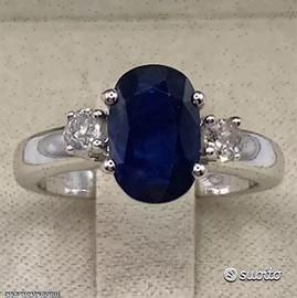ANELLO ORO 18kt. CON DIAMANTI E ZAFFIRO BLU OVALE