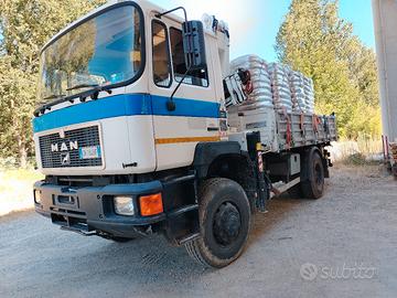 Camion ribaltabile con gru  e vasca inox per uve