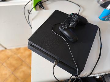 PlayStation 4 + 4 giochi e controller 