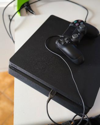 PlayStation 4 + 4 giochi e controller 