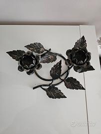 Candelabro rosa in ferro battuto a 2 fiamme