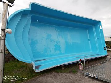 Piscina monoblocco in Vetroresina