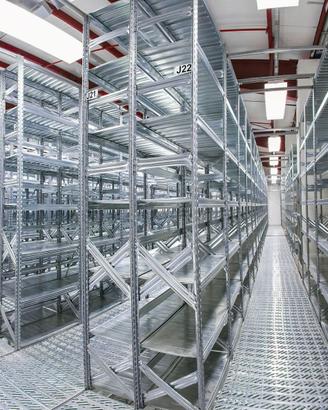 Scaffalatura a ripiani zincata  - USATA