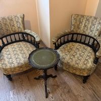 salottino con sedie a pozzetto e tavolino