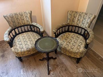 salottino con sedie a pozzetto e tavolino