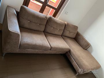 Divano tre posti con chaise longue