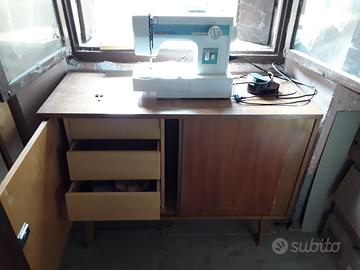 Mobile in legno con macchina da cucire 