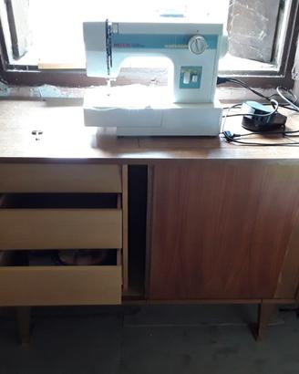 Mobile in legno con macchina da cucire 