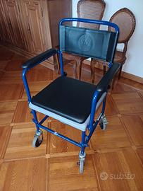 sedia a rotelle per anziani con WC
